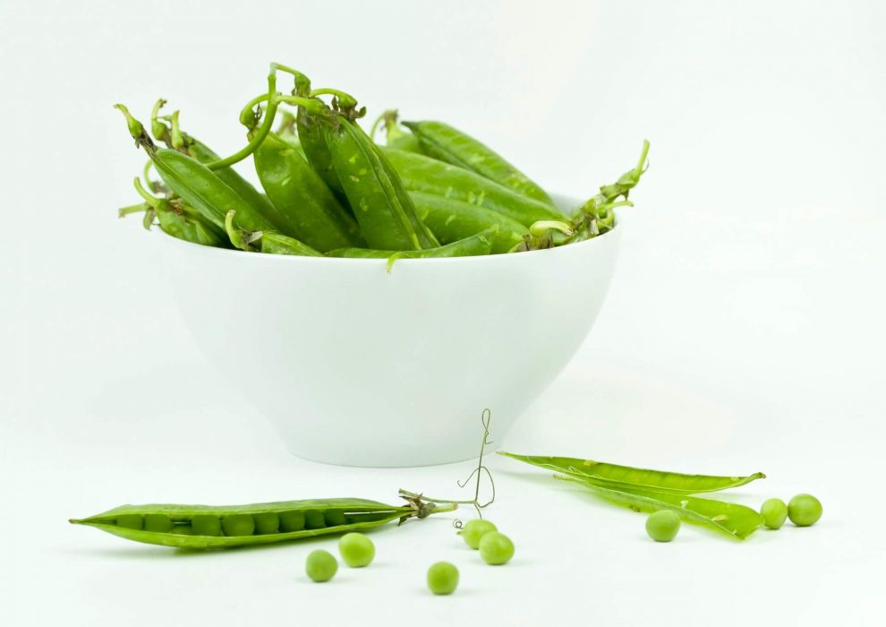 string-beans-on-bowl-768092